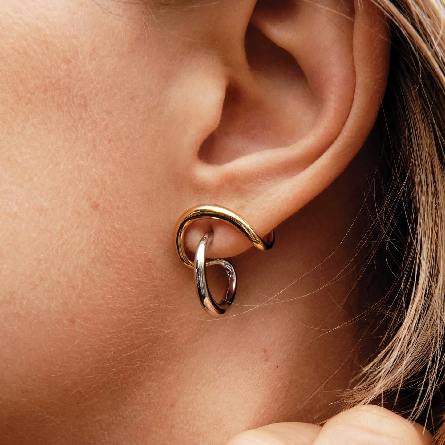 Pendientes entrelazados de dos tonos