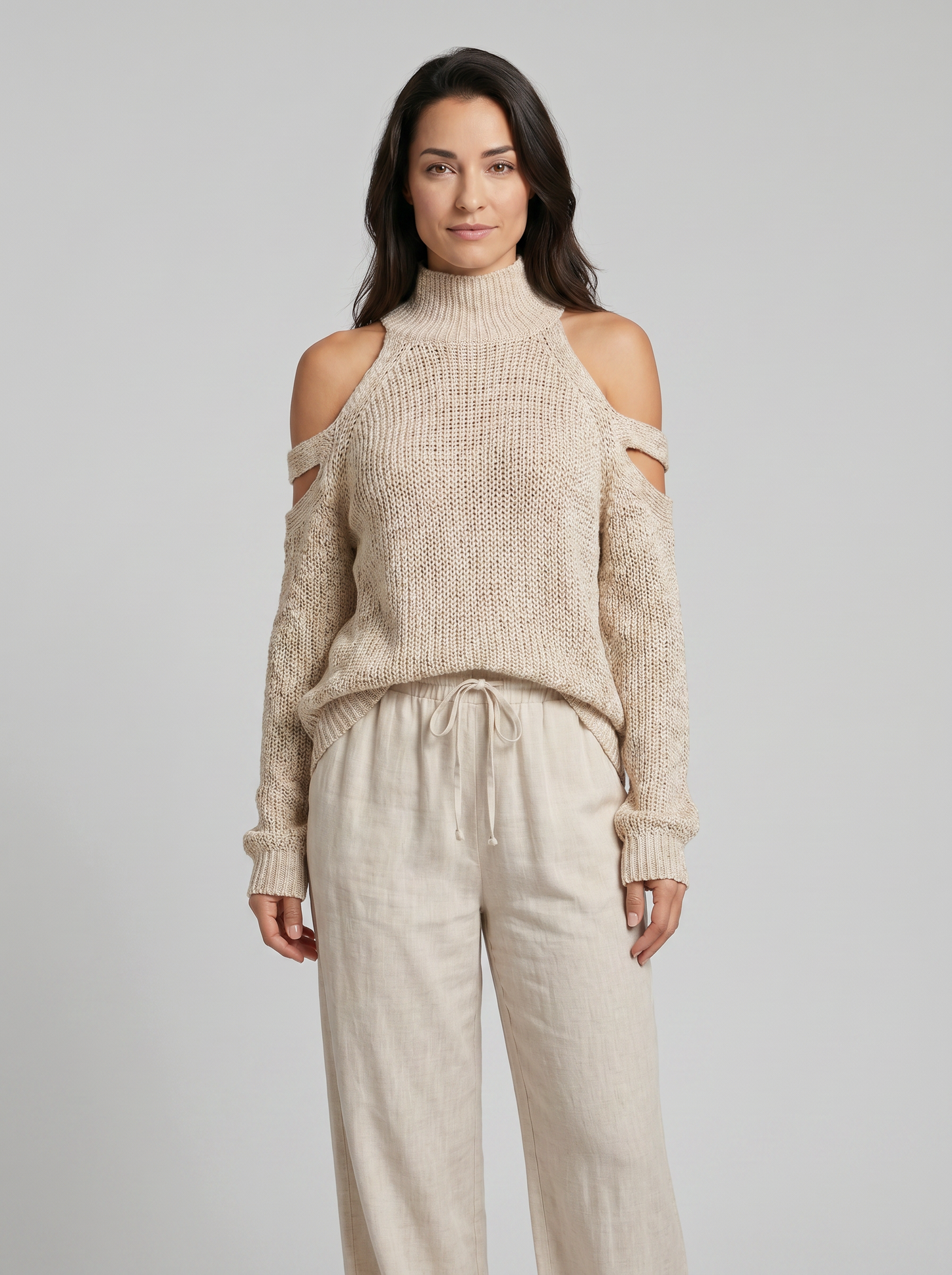 Conjunto de top de cuello tortuga en punto beige con hombros al descubierto y pantalones de pierna ancha