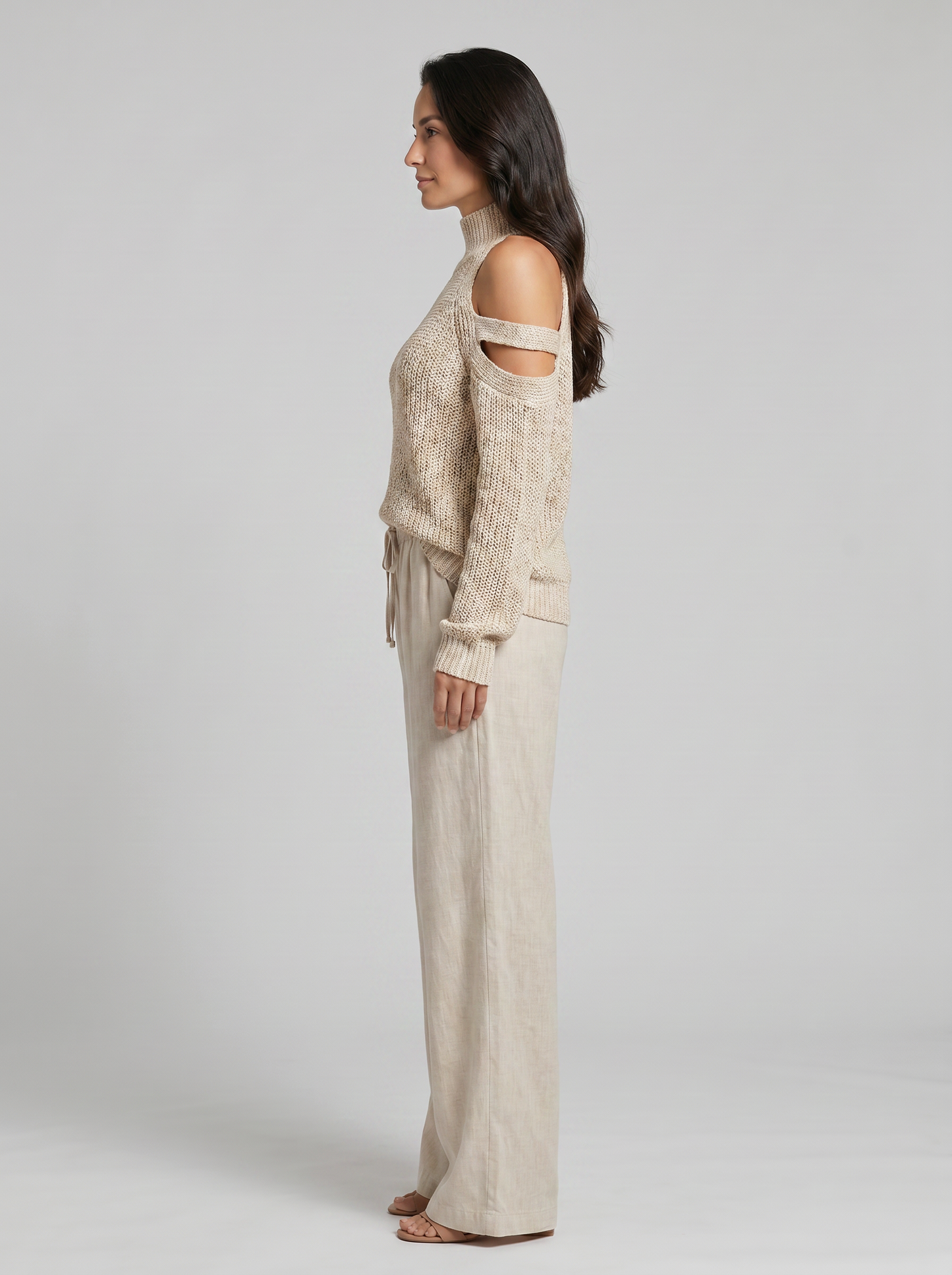 Conjunto de top de cuello tortuga en punto beige con hombros al descubierto y pantalones de pierna ancha