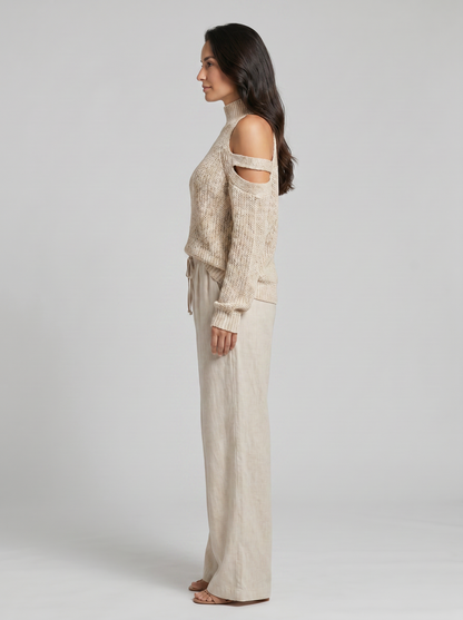 Conjunto de top de cuello tortuga en punto beige con hombros al descubierto y pantalones de pierna ancha