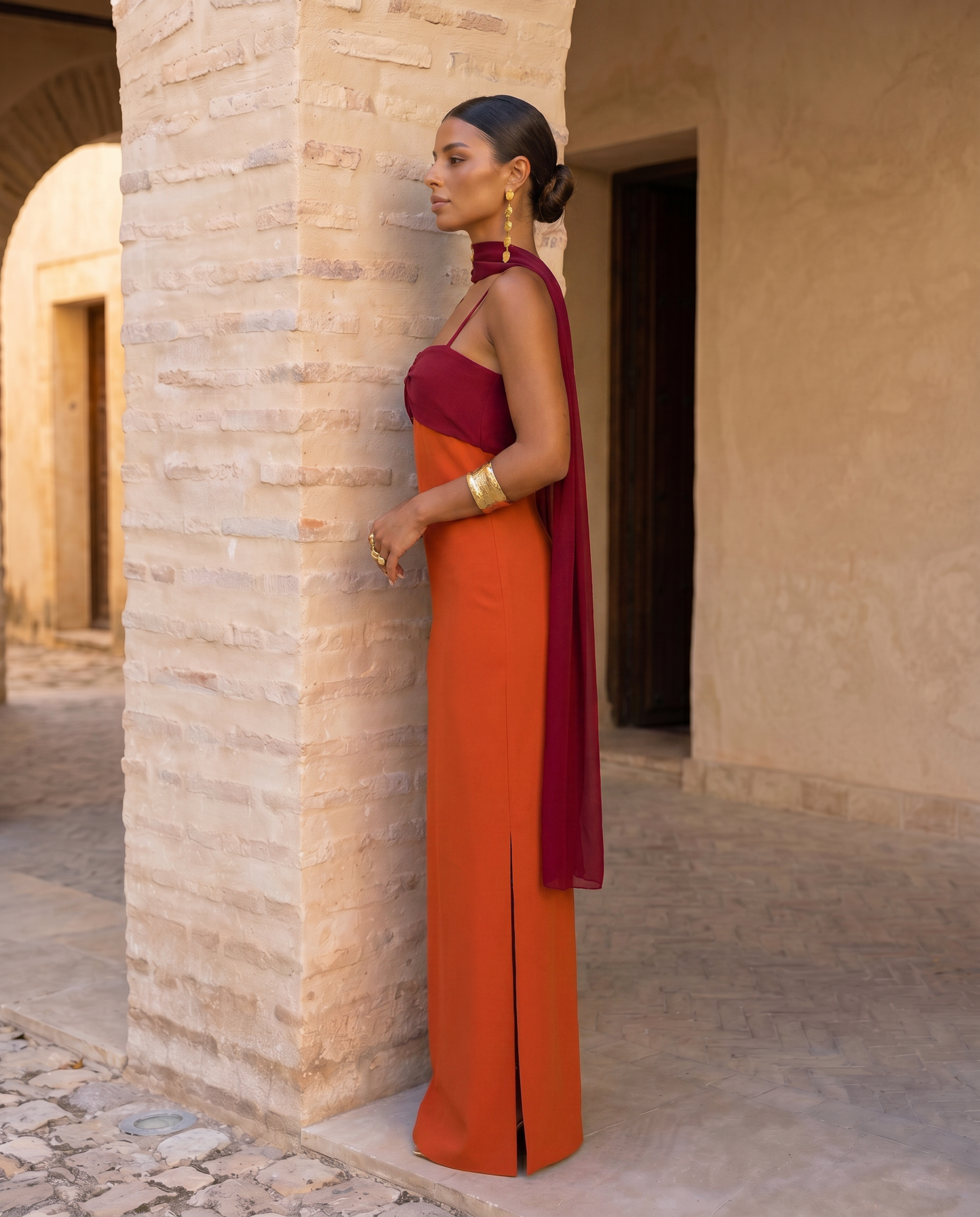 Sahara | Vestido en naranja con escote en rojo
