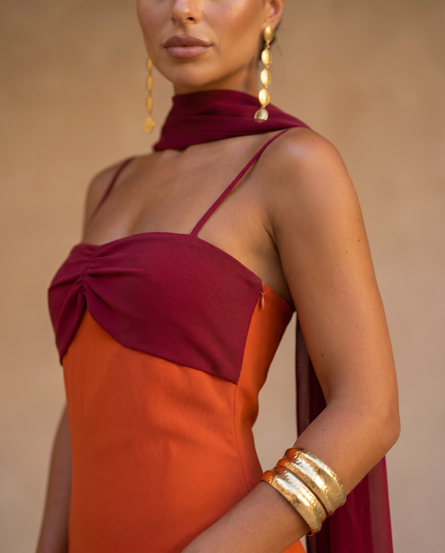 Sahara | Vestido en naranja con escote en rojo